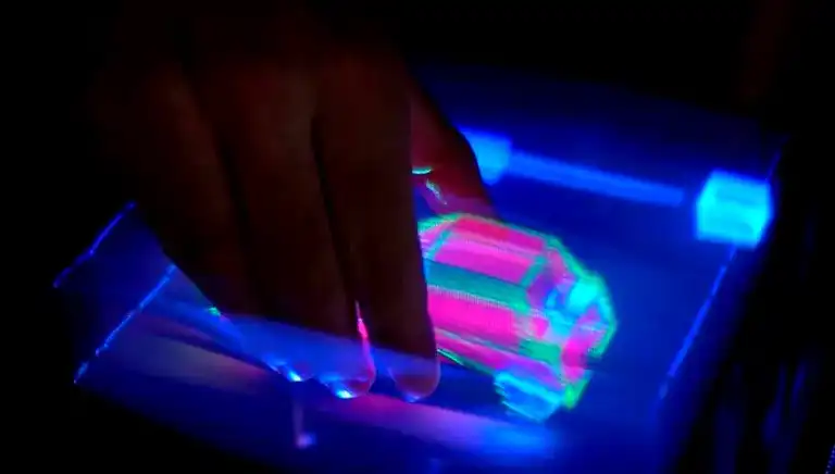Dünyanın İlk Etkileşimli 3D Hologramı!